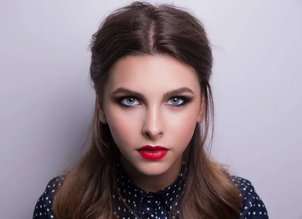 붉은 입술으로 여자 모델의 유행 초상화. — 스톡 사진