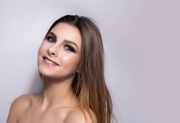 Modieuze portret van een meisje-model. Mode, rokerige ogen make-up. — Stockfoto