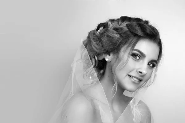 Belle jeune femme mariée avec coiffure de mariage . — Photo