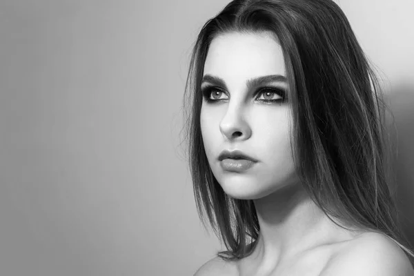 Retrato elegante de um modelo de menina. Moda, maquilhagem de olhos fumegantes . — Fotografia de Stock