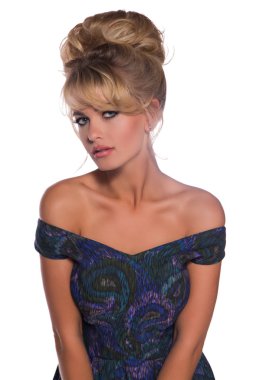 retro elbise 50-s tarzı güzel sarışın bir kadın portresi. kopya alanı. Vintage bir görünüm. babetta saç kesimi