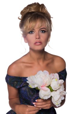 retro elbise 50-s tarzı güzel sarışın bir kadın portresi. kopya alanı. Vintage bir görünüm. babetta saç kesimi