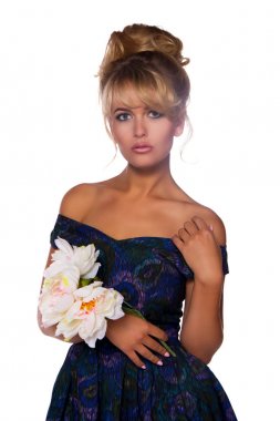 retro elbise 50-s tarzı güzel sarışın bir kadın portresi. kopya alanı. Vintage bir görünüm. babetta saç kesimi