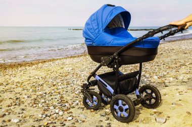 Bir bebek arabası içinde deniz elini kolunu sallaya dönüyor. tonda fotoğraf