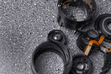 onarım parçaları kamera objektifi bir gri arka plan en iyi görünüm için tasfiye