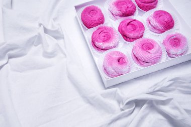 Ev yapımı şekerlemeler. Zephyr beyaz arka plan üzerinde. El yapımı tatlılar