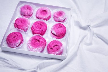 Ev yapımı şekerlemeler. Zephyr beyaz arka plan üzerinde. El yapımı tatlılar