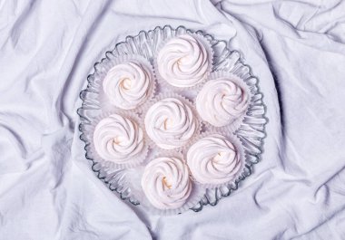 Ev yapımı şekerlemeler. Zephyr. Beyaz textille arka plan üzerinde