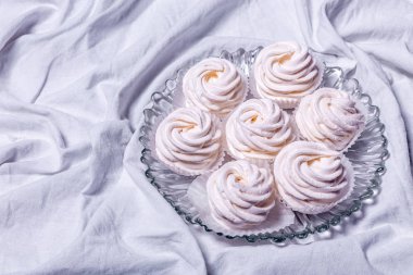 Ev yapımı şekerlemeler. Zephyr. Beyaz textille arka plan üzerinde