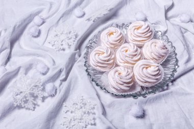 Ev yapımı şekerlemeler. Zephyr. Beyaz textille arka plan üzerinde