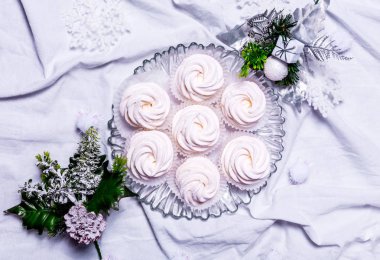 Ev yapımı şekerlemeler. Zephyr. Beyaz textille arka plan üzerinde