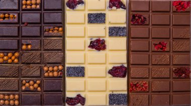 Ev yapımı çikolata. Beyaz Tekstil arka plan olarak el yapımı tatlılar.