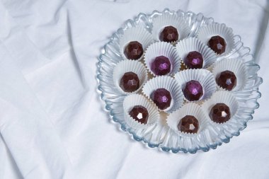 el yapımı çikolata beyaz textil arka plan masaya yalan. el yapımı tatlılar