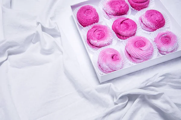 Ev yapımı şekerlemeler. Zephyr beyaz arka plan üzerinde. El yapımı tatlılar