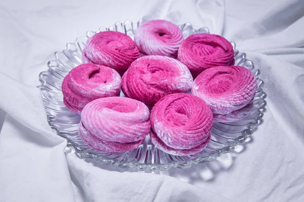 Ev yapımı pembe şekerlemeler. Zephyr beyaz textille arka plan üzerinde.