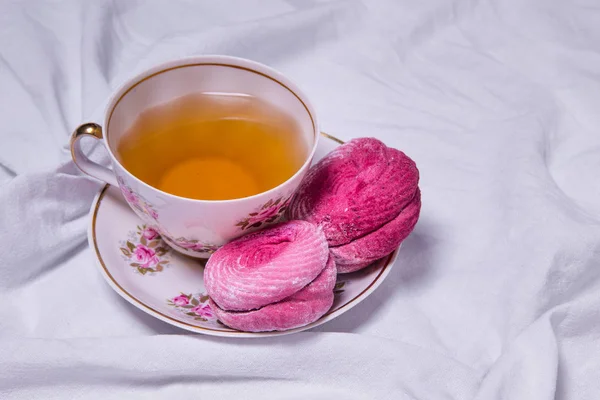 Malvaviscos rosados caseros. zephyr sobre fondo textil blanco . — Foto de Stock