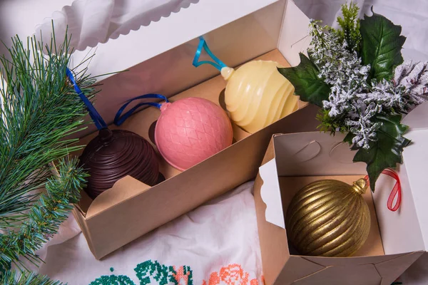 Čokoládové vánoční stromek koule ručně — Stock fotografie
