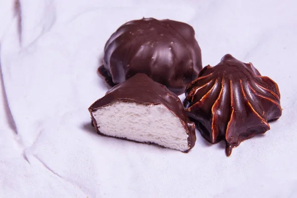 Házi marshmallowsin a máz csokoládé. Zephyr. Kézműves édességek. — Stock Fotó