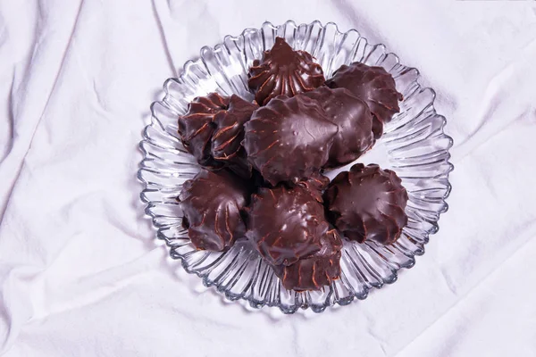 Házi marshmallowsin a máz csokoládé. Zephyr egy tányérra. Kézműves édességek. — Stock Fotó