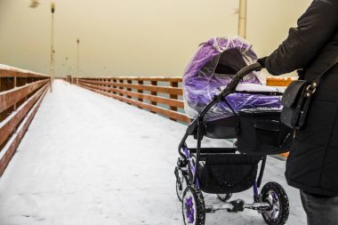 Mutlu anne bebek arabası bebek yürüme deniz ve E