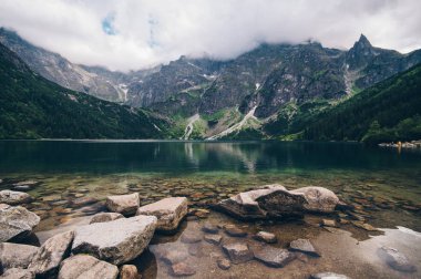 Morskie Oko gölde Polonya Tatra Dağları