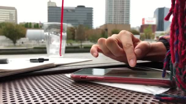 Mujer Tomando Captura Pantalla Teléfono Inteligente — Vídeo de stock