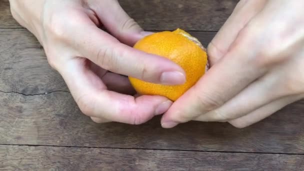 Primo Piano Delle Mani Una Donna Che Sbuccia Mandarino — Video Stock