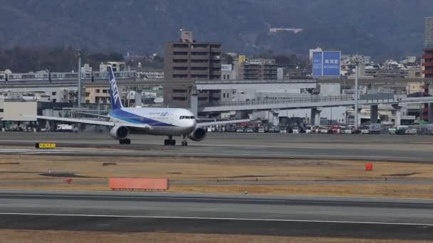 Tüm Nippon Havayolları Yolcu Jeti Japonya Daki Osaka Uluslararası Havaalanı — Stok video