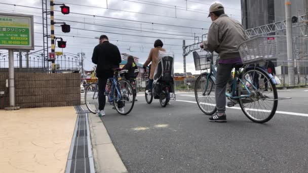 Fietsers Wachten Bij Een Oversteek Een Trein Osaka Japan — Stockvideo