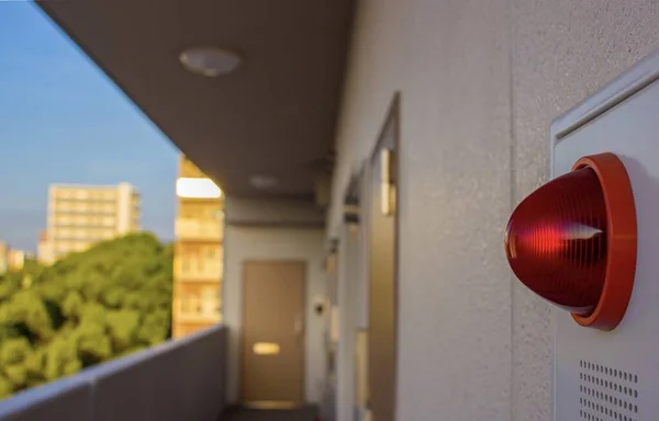 Een close-up van een rood licht voor een gebouw Stockafbeelding