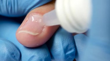Teknisyenler kapakları bir müşteri özel bir sıvı ile cuticles çivi. Yakın çekim