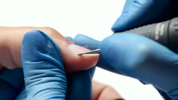 Манікюрник виконує процедуру очищення пальця від шкіри. крупним планом — стокове відео
