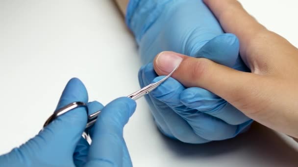 Manicura con tijeras en el salón. El amo corta cutículas. De cerca. — Vídeos de Stock