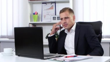 İşadamı telefonda konuşan ve sinir