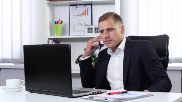 Businessman talking on the phone and nervous — Stock Video