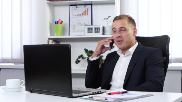 Geschäftsmann telefoniert in seinem Büro — Stockvideo