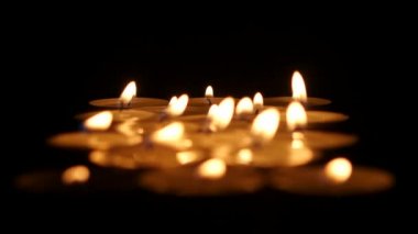 Yanan mumlar arka plan. Yukarı clouse