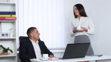 Kahve içme iş yerinde çalışanlar