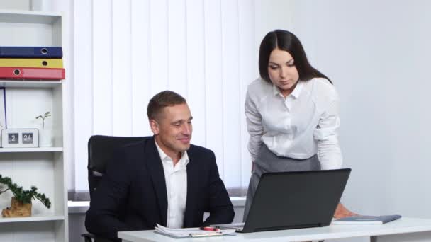 Il capo spiega il lavoro al dipendente — Video Stock