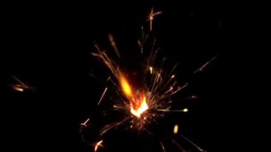 Maytap siyah arka plan üzerine. Ağır çekim