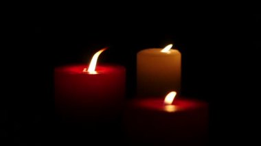 Yanan mumlar siyah arka plan, kapat. Ağır çekim