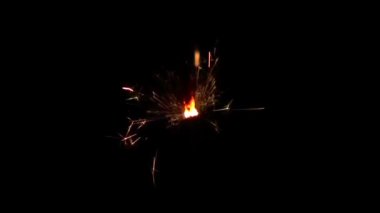 Siyah arka plan üzerinde yanan maytap. Ağır çekim