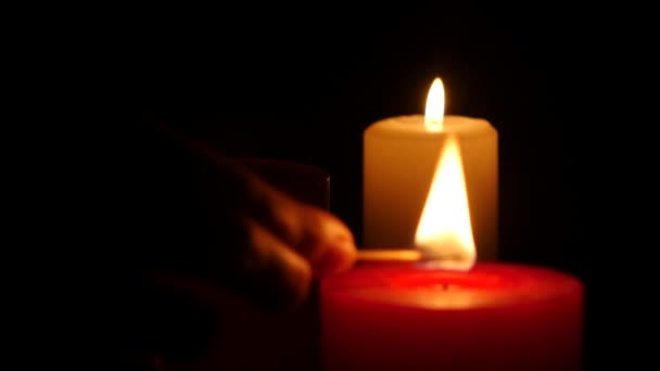 三个红色燃烧的蜡烛在黑色背景上。关闭 — 图库视频影像
