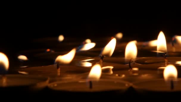 Illustration von brennenden Kerzen im Dunkeln, Nahaufnahme — Stockvideo