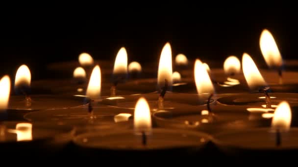 Velas encendidas apagadas. De cerca. — Vídeos de Stock