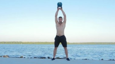 Adam dumbbells başının üzerine kaldırdı.
