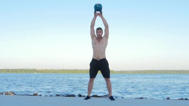 L'homme soulève des haltères au-dessus de la tête — Video