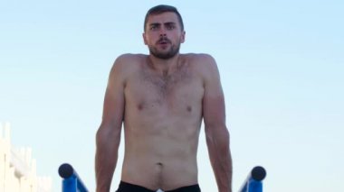 Adam atlet çubuklarında şınav