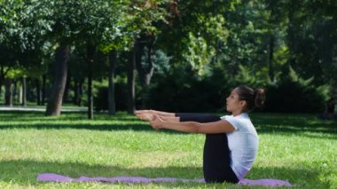 Kız parkta yoga yapıyor