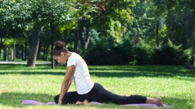 Kadın parkta güzel günde egzersiz. Yoga